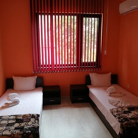 Guest House Karaulanov Elhovo  Екстер'єр фото