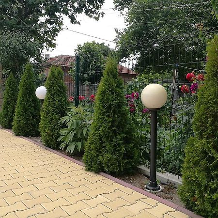Guest House Karaulanov Elhovo  Екстер'єр фото