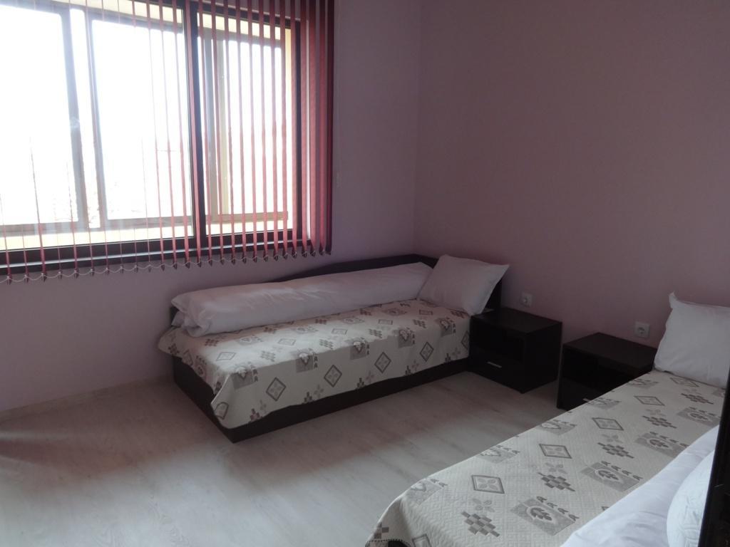 Guest House Karaulanov Elhovo  Екстер'єр фото