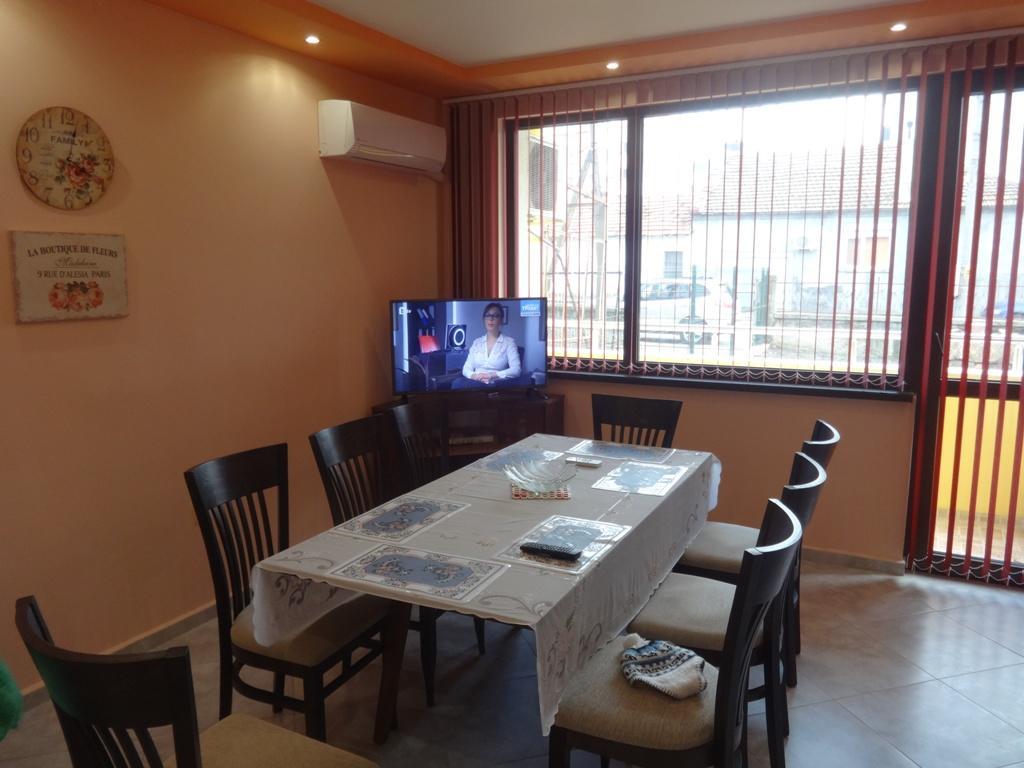 Guest House Karaulanov Elhovo  Екстер'єр фото