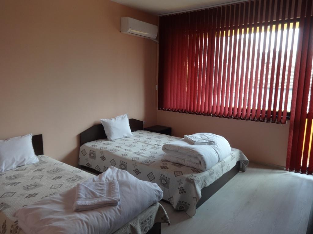 Guest House Karaulanov Elhovo  Екстер'єр фото