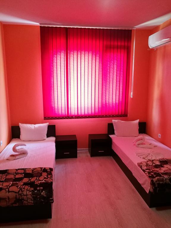 Guest House Karaulanov Elhovo  Екстер'єр фото