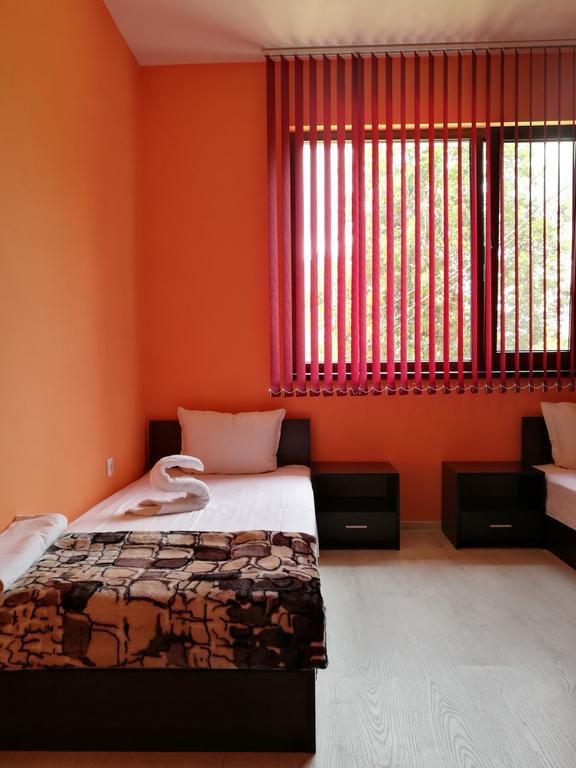 Guest House Karaulanov Elhovo  Екстер'єр фото