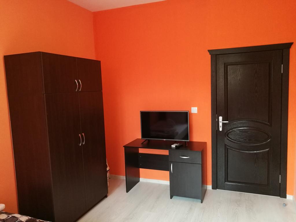 Guest House Karaulanov Elhovo  Екстер'єр фото