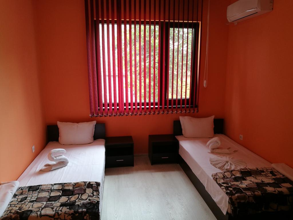 Guest House Karaulanov Elhovo  Екстер'єр фото