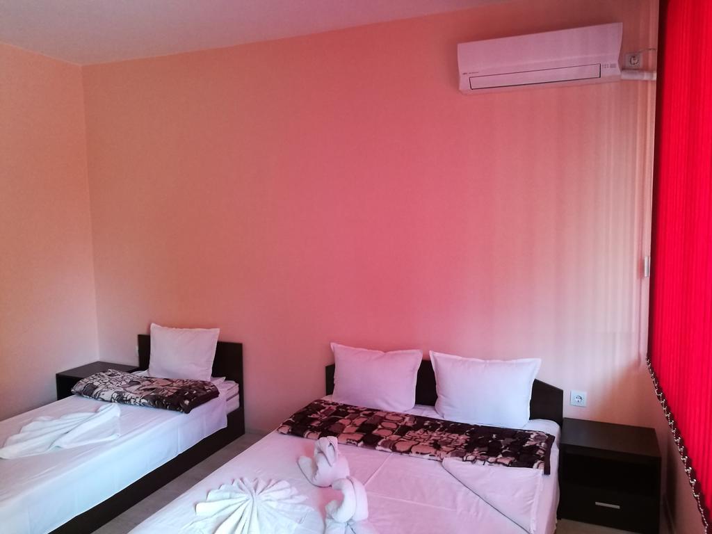 Guest House Karaulanov Elhovo  Екстер'єр фото