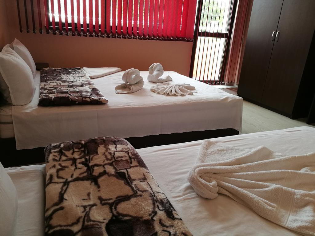 Guest House Karaulanov Elhovo  Екстер'єр фото