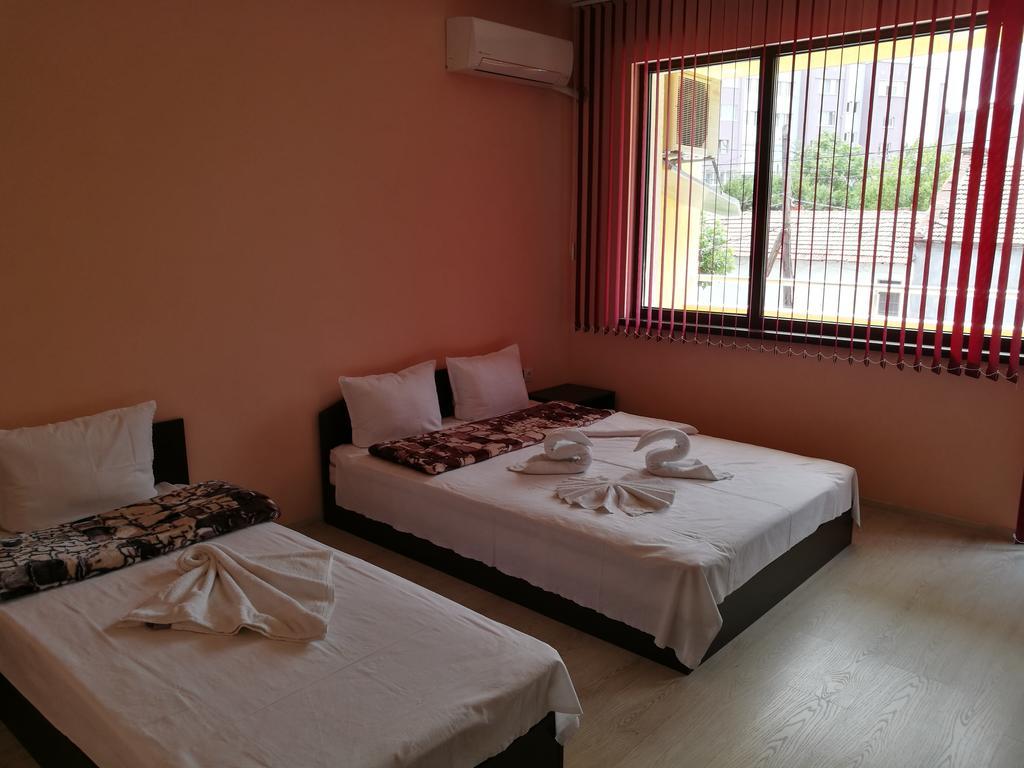 Guest House Karaulanov Elhovo  Екстер'єр фото