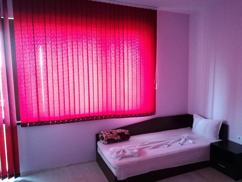 Guest House Karaulanov Elhovo  Екстер'єр фото