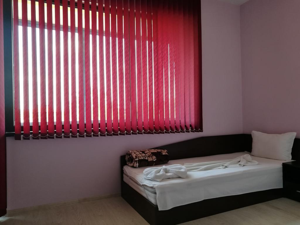 Guest House Karaulanov Elhovo  Екстер'єр фото