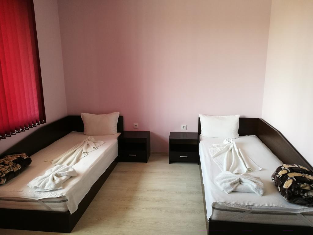 Guest House Karaulanov Elhovo  Екстер'єр фото