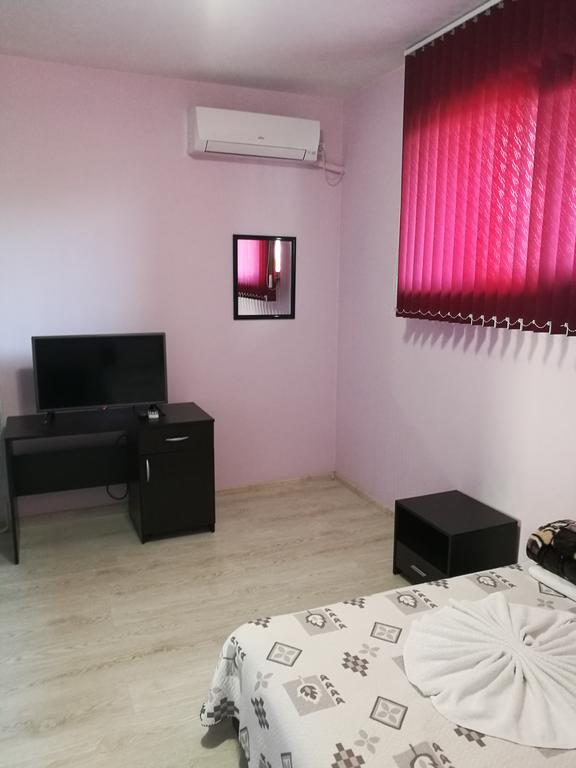 Guest House Karaulanov Elhovo  Екстер'єр фото