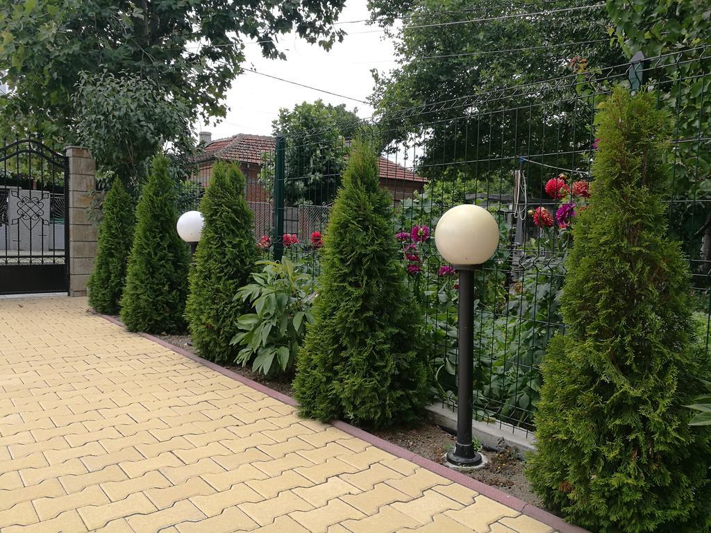 Guest House Karaulanov Elhovo  Екстер'єр фото