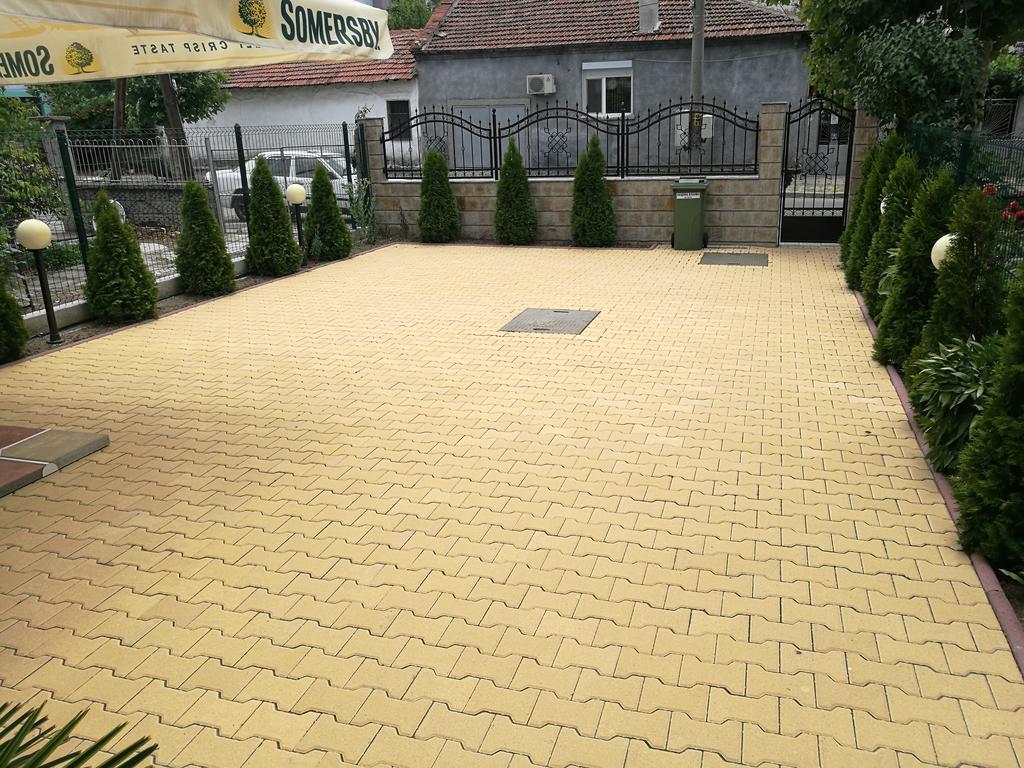 Guest House Karaulanov Elhovo  Екстер'єр фото