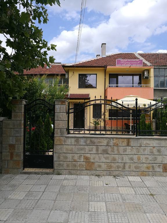 Guest House Karaulanov Elhovo  Екстер'єр фото